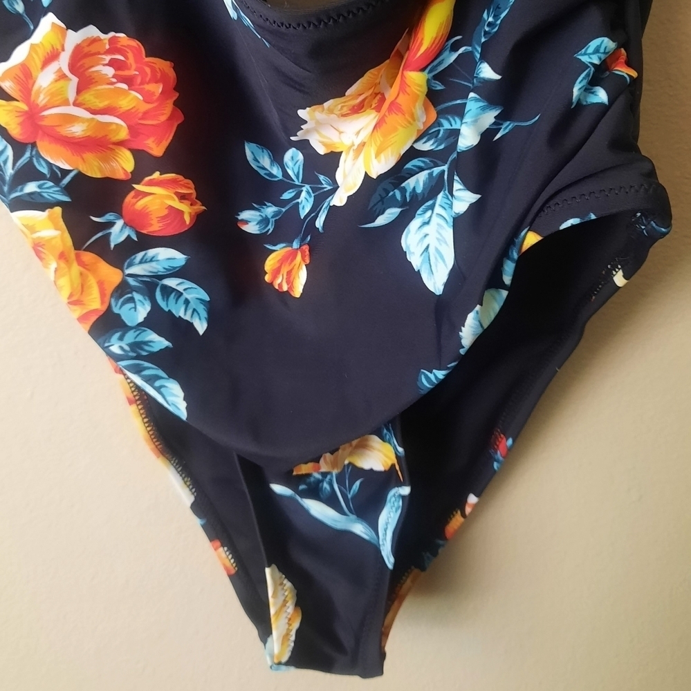 One piece swimsuit - Picture 5 of 6
